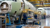 Boeing riduce la perdita trimestrale a 116 milioni, ma il commerciale resta sotto pressione
