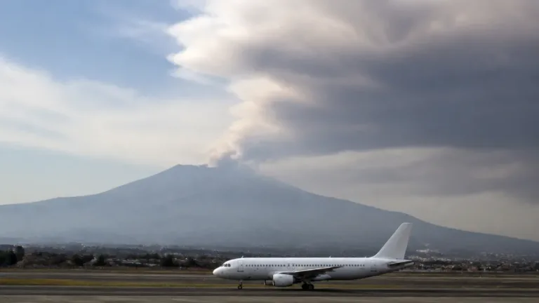 Etna, allerta rossa per la cenere: Catania limita gli arrivi a dieci l’ora